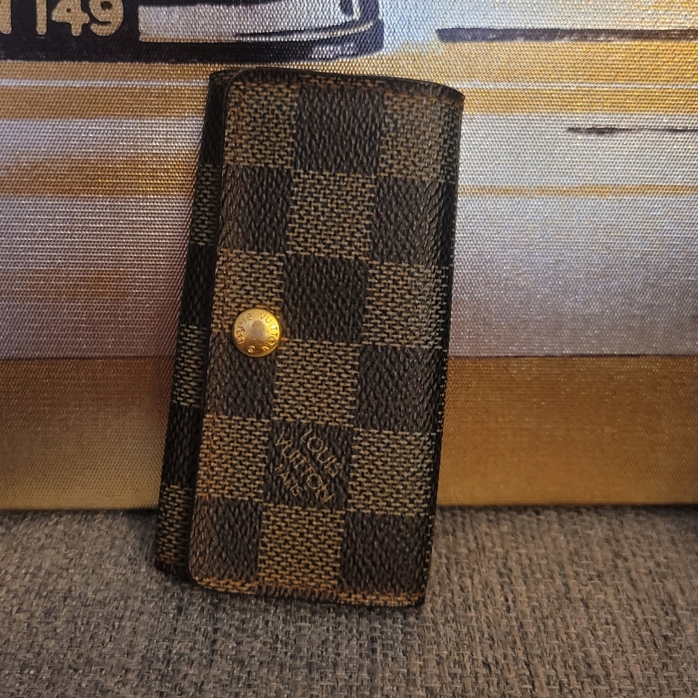 Authentic EUC Louis Vuitton Multicles Damier Ebene 4 key holder